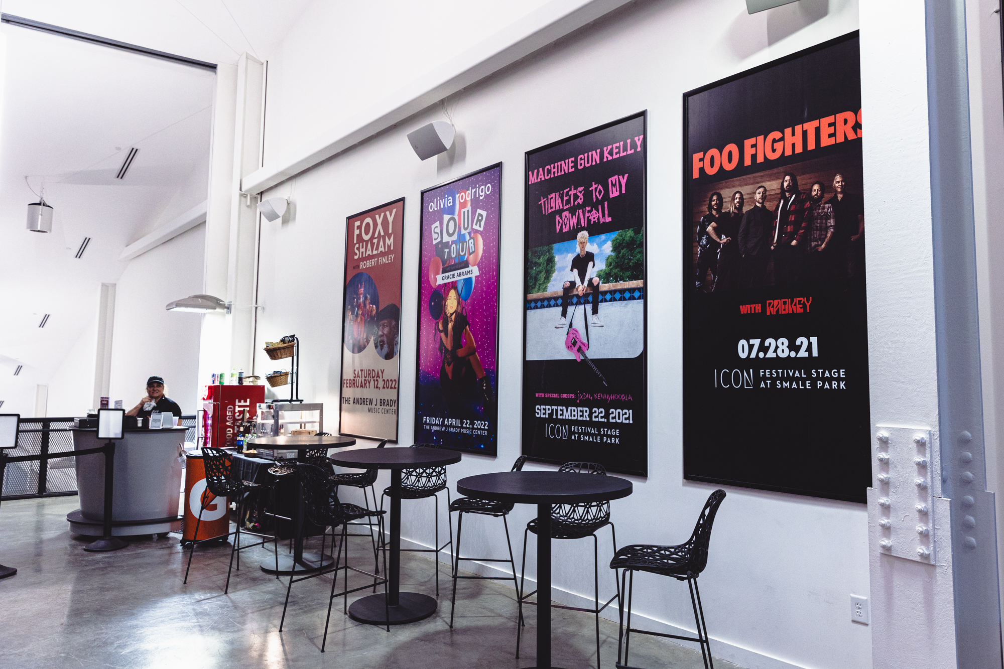 ¥ellow Bucks & Playsson / City View CityView Lounge – The Andrew J Brady Music Center